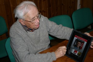 L'un des volontaires du projet, André Pettelat, apprend à se servir de l'iPad.